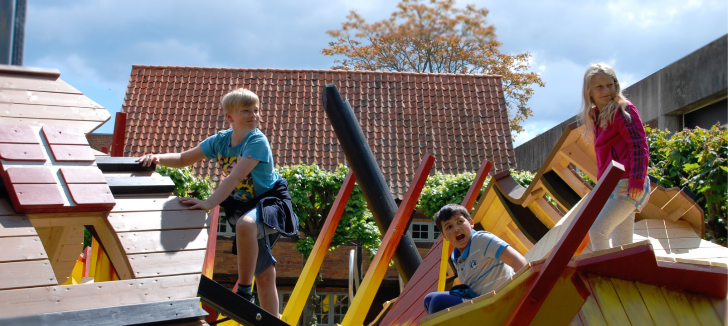 Børn på legeplads ved Køge Museum