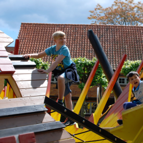 Børn på legeplads ved Køge Museum