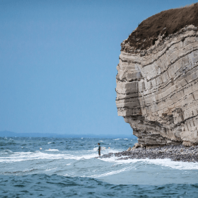 Surfer ved Stevns Klint